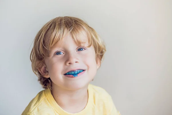 Ragazzo di tre anni mostra allenatore miofunzionale per illuminare la bocca — Foto Stock