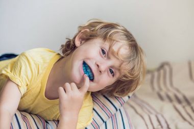 Üç yaşında çocuk gösterileri myofunctional eğitmen ağız aydınlatmak için