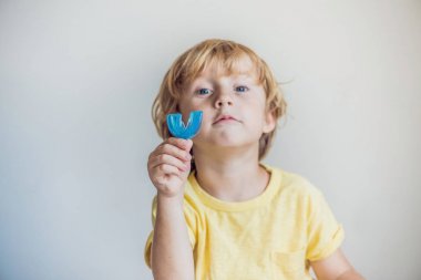 Üç yaşında çocuk gösterileri myofunctional eğitmen ağız aydınlatmak için