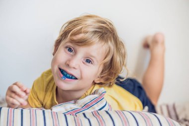 Üç yaşında çocuk gösterileri myofunctional eğitmen ağız aydınlatmak için