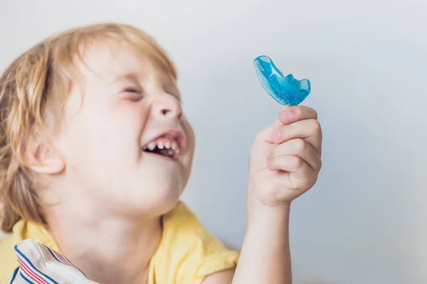 Three-year old boy shows myofunctional trainer to illuminate mouth — Stock Photo, Image