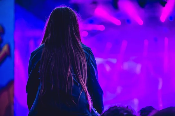 Silueta de una gran multitud en concierto contra un escenario brillantemente iluminado — Foto de Stock