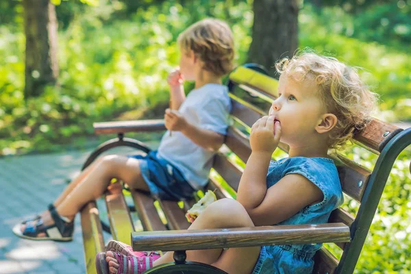 男の子と女の子が遊び場で — ストック写真