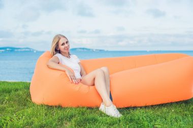 Genç kadın bir hava koltukta dinleniyor