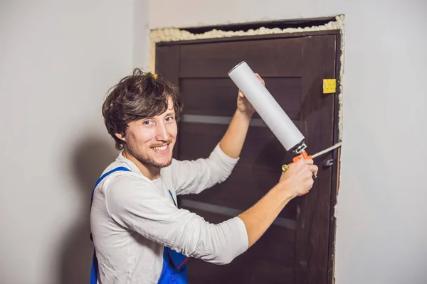 Jovem faz-tudo instalando porta — Fotografia de Stock