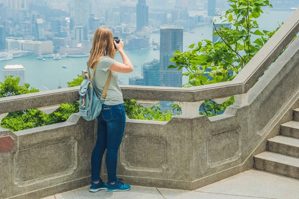 ビクトリア港の写真を撮る若い女性 — ストック写真