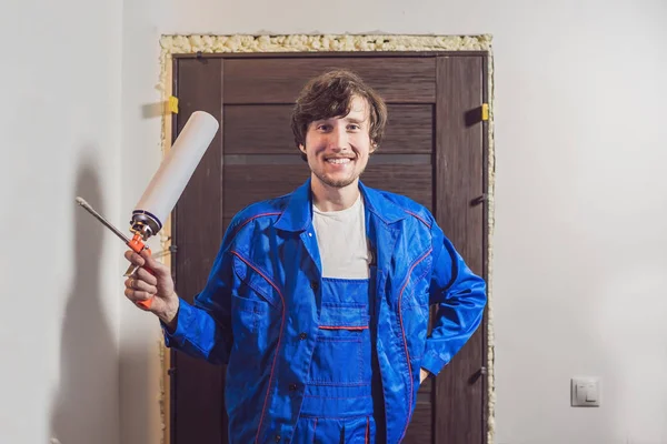 Joven manitas instalando puerta — Foto de Stock