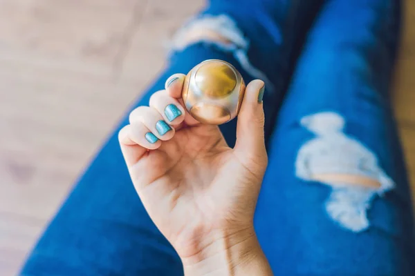 Mädchen Teenager spielt mit Spinner — Stockfoto