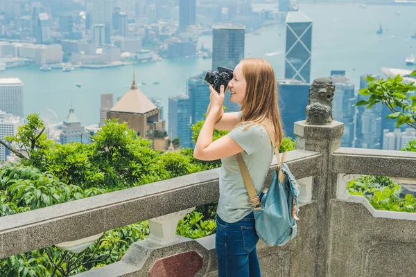 Genç kadın victoria harbor fotoğrafını çekmek 