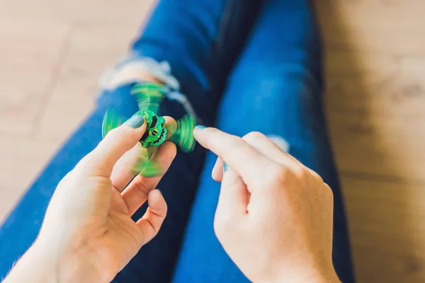 Girl teenager plays with spinner — Stock Photo, Image