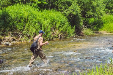 Adam bir dağ nehir üzerinde kullanarak iplik bir ultralight ile Balık tutma