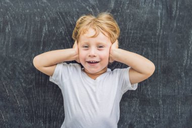 Küçük bir sarışın çocuk Üstten Görünüm 