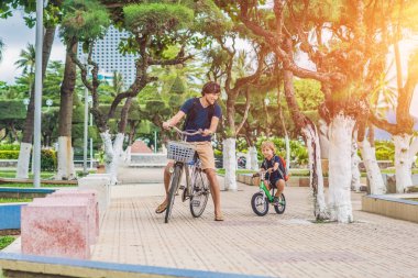 Mutlu aile açık havada bisiklet sürme 