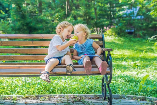 幼児の男の子と女の子は、リンゴを食べる — ストック写真