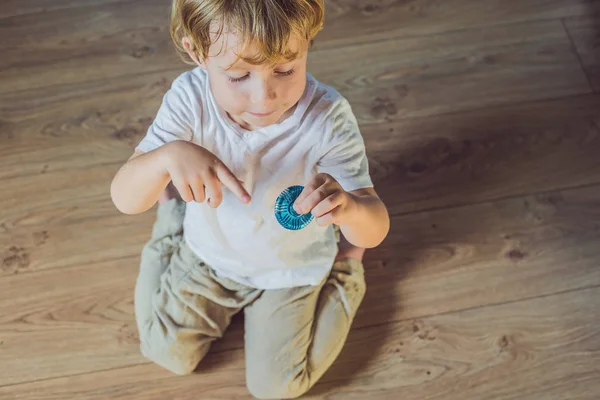 Junge spielt mit Fidget Spinner — Stockfoto