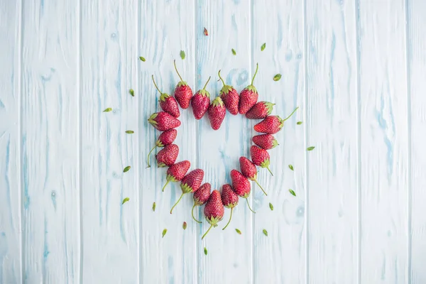 Fresas frescas matriz forma de corazón — Foto de Stock