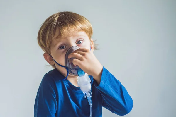 Niño haciendo inhalación con un nebulizador — Foto de Stock