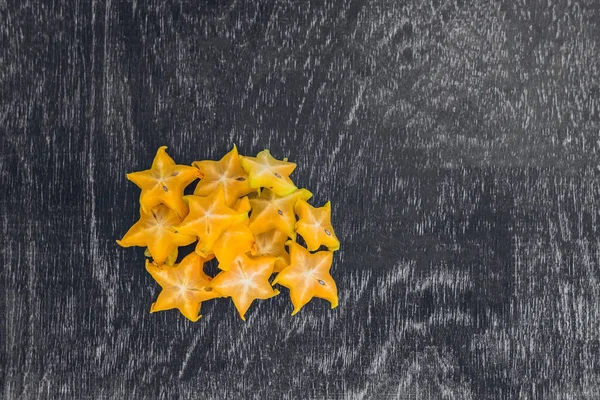 Плоды звезд на деревянном столе — стоковое фото