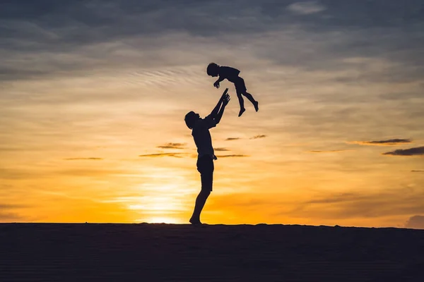 Vader en zoon in de woestijn — Stockfoto