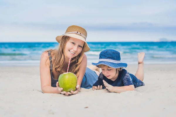 Mamma e figlio godono la spiaggia — Foto Stock