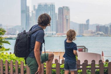 Baba ve oğul Hong Kong çevresinde yürüyüş