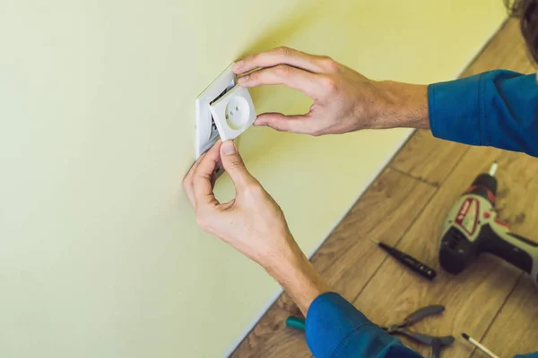 Elettricista installazione presa in nuova casa — Foto Stock