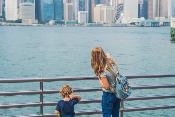 Kadın ve oğlu victoria harbor fotoğrafını çekmek 