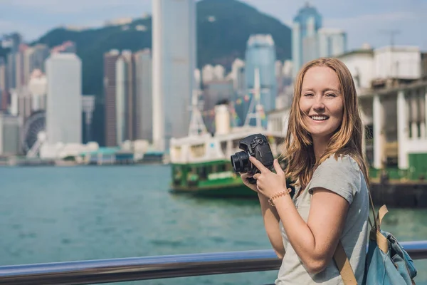 ビクトリア港の写真を撮る若い女性 — ストック写真