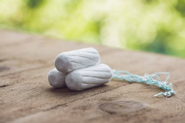 Kadın hijyen ürünleri - ped masada