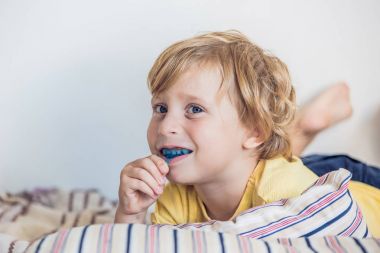 Üç yaşında çocuk gösterileri myofunctional eğitmen ağız aydınlatmak için
