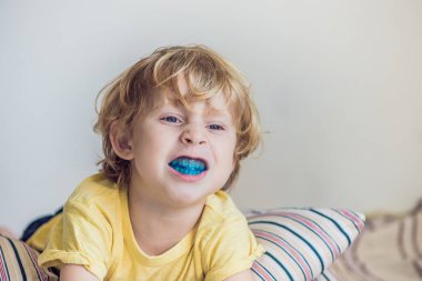 Üç yaşında çocuk gösterileri myofunctional eğitmen ağız aydınlatmak için
