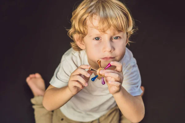 Giovane ragazzo giocare con fidget spinner — Foto Stock