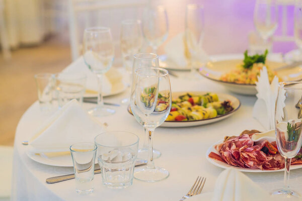 Кейтеринг. Стол ресторана с едой

