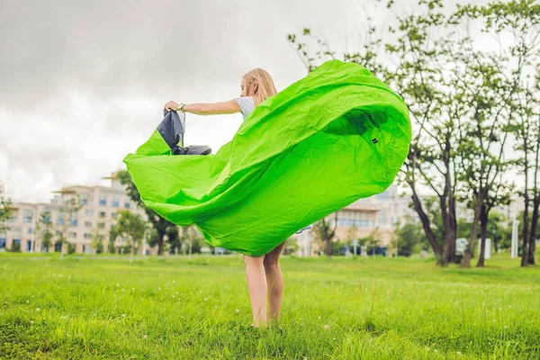 Una donna cerca di gonfiare un divano ad aria — Foto Stock