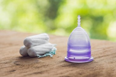 Kadın hijyen ürünleri - adet Kupası ve tampon farklı türleri.