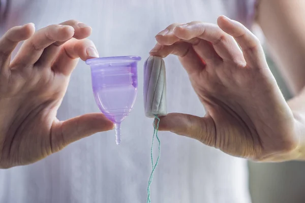 Jovem Mãos Segurando Diferentes Tipos Produtos Higiene Feminina Copo Menstrual — Fotografia de Stock