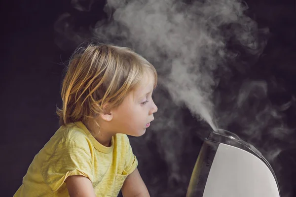 Little Baby Looks Humidifier Moisture House Concept — Stock Photo, Image