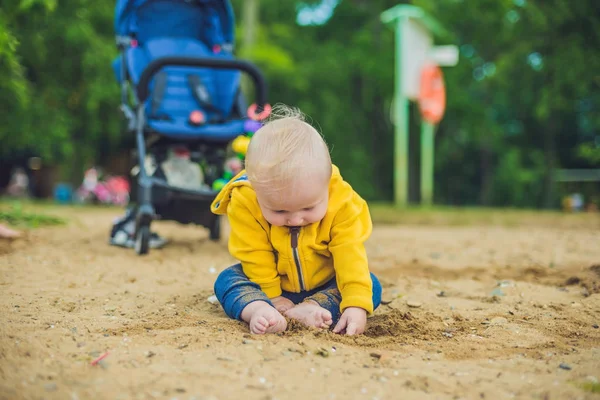 kumla oynayan yürümeye başlayan çocuk 