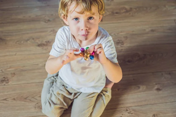 Joven chico jugar con fidget spinner — Foto de Stock