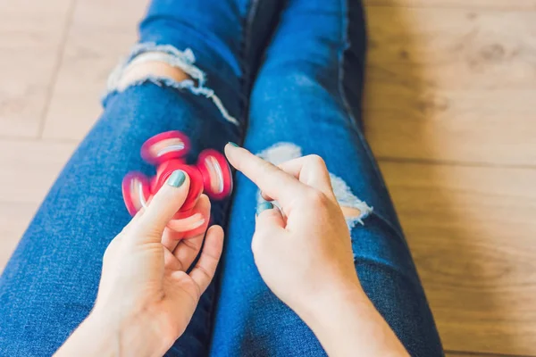 Girl teenager plays with spinner — Stock Photo, Image