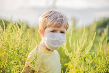 Çocuk alerji nedeniyle tıbbi maskeli
