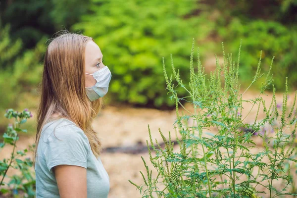 Jonge vrouw in een medische masker vanwege een allergie — Stockfoto