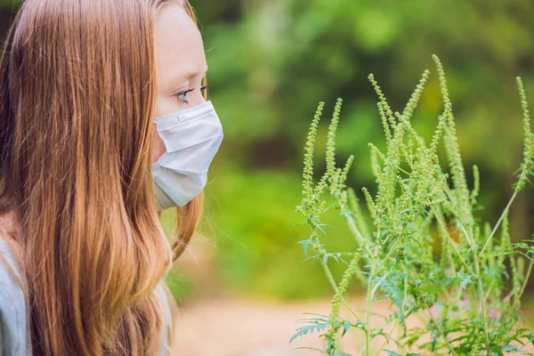 Mujer joven con una máscara médica debido a una alergia — Foto de Stock
