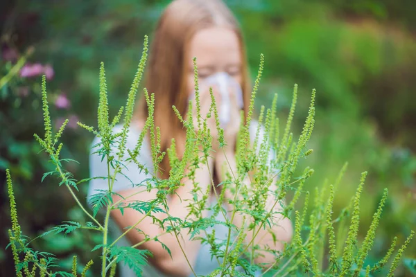 Девушка чихает из-за аллергии — стоковое фото