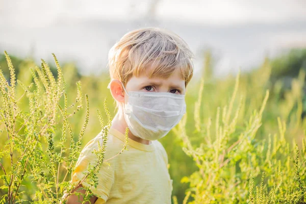 Menino em uma máscara médica por causa de uma alergia — Fotografia de Stock