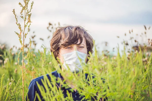 Jeune homme dans un masque médical à cause d'une allergie — Photo