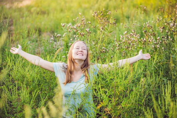 Молодая Женщина Счастлива Потому Больше Испытывает Аллергии Сорняки — стоковое фото
