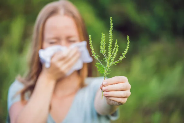 Mladá žena kýchne kvůli alergii — Stock fotografie