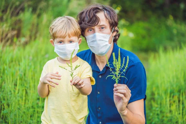 ブタクサにアレルギーのため医療マスクで父と子 — ストック写真