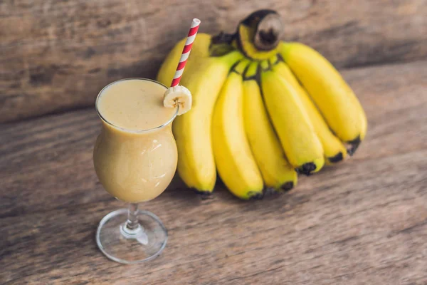 Bananen-Smoothie und Bananen — Stockfoto